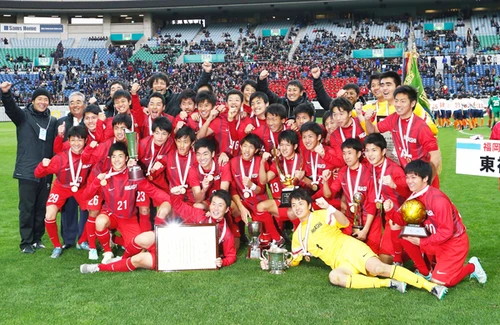 夏冬二冠の東福岡。「最弱世代」が高校サッカーの頂点に立てたワケ